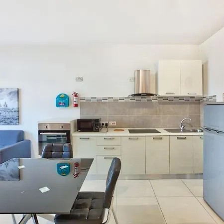 Beautiful, 2br Penthouse With Large Balcony + Bbq By 360 Estates