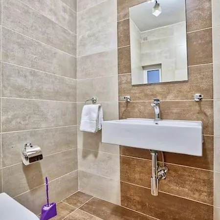 아파트 Beautiful, 2br Penthouse With Large Balcony + Bbq By 360 Estates *